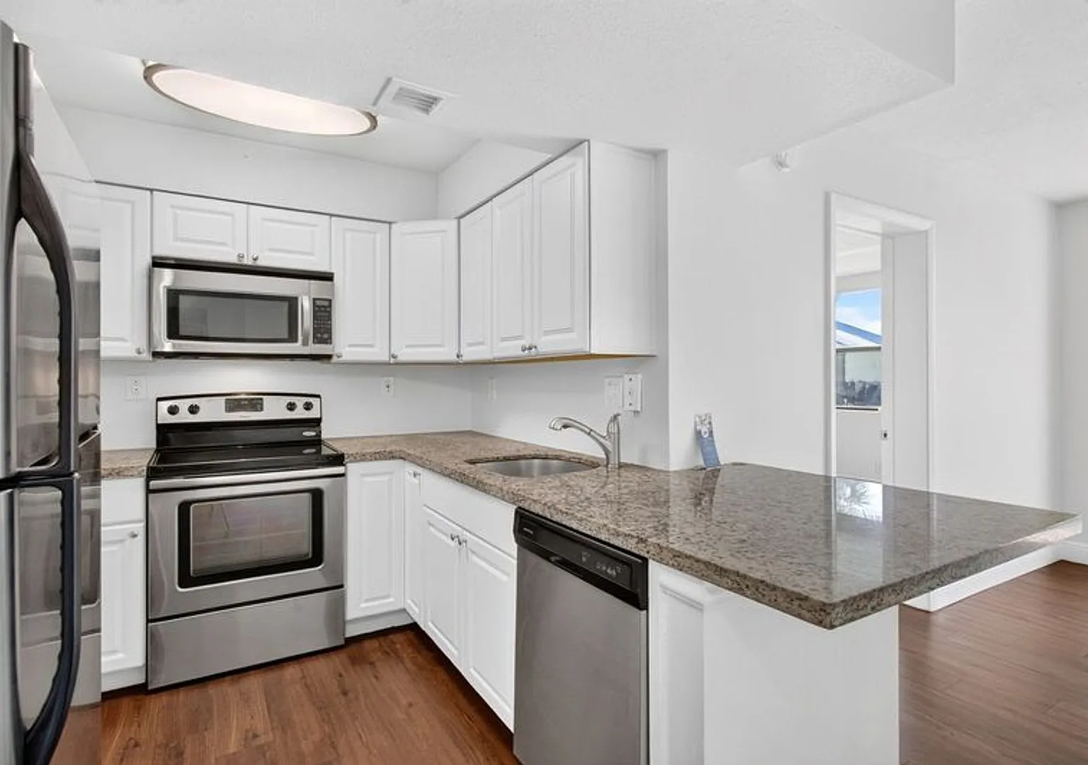 Two Bedroom Two Bathroom!! Waterfront Community — Photo 1