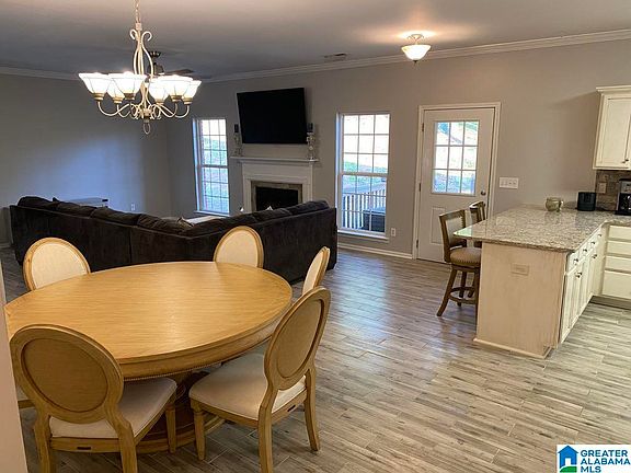 5th image of 557 Oak Dr E