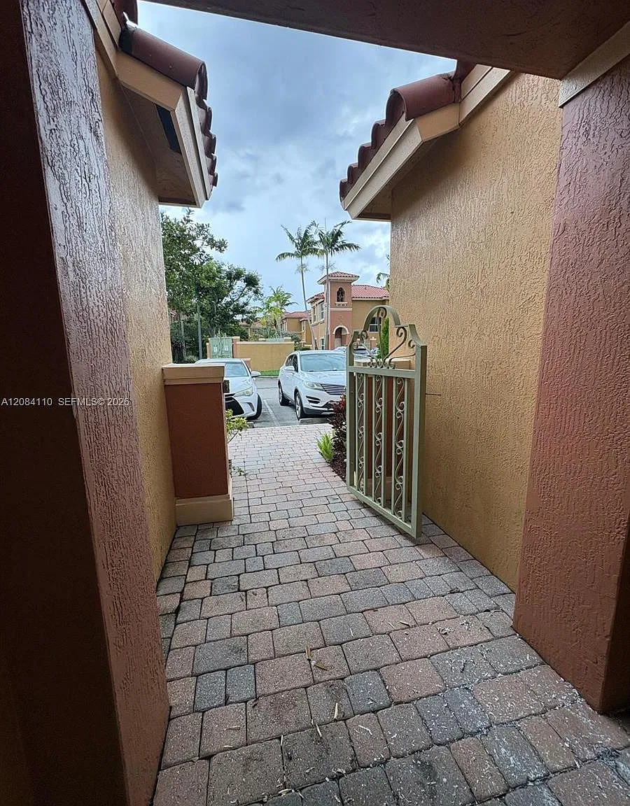 2 bed, 2.5 bath, 1379 sqft, $2,550 — Photo 2