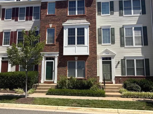 42818 Sykes Ter, Chantilly, VA 20152