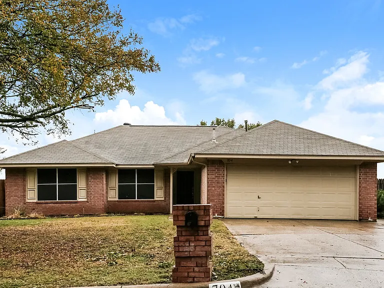704 Stonebrooke Dr — Photo 1