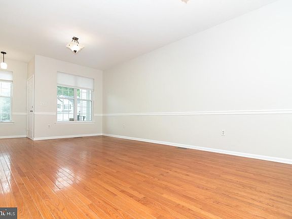 3rd image of 226 Hawthorne Way