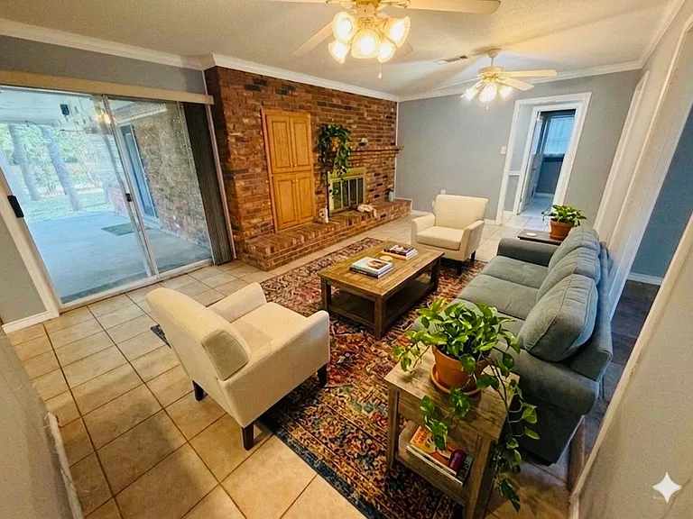 809 W Cheryl Ave — Photo 2