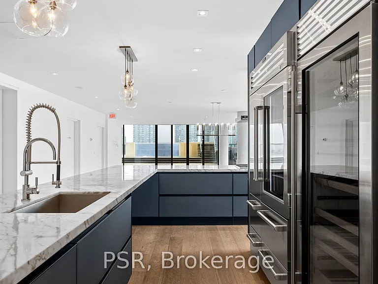 500 Wellington St W #Penthouse 1001 — Photo 3