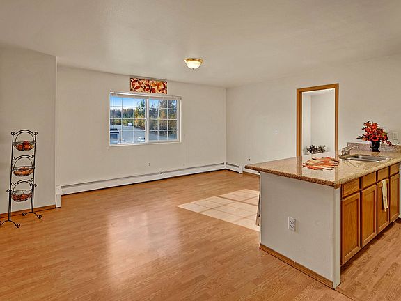 Amber Ridge Apartments - Kitchen & Livingroom
