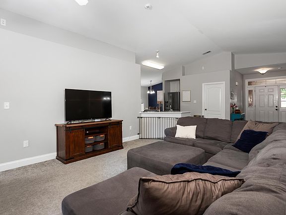 5th image of 2058 Edgewood Dr