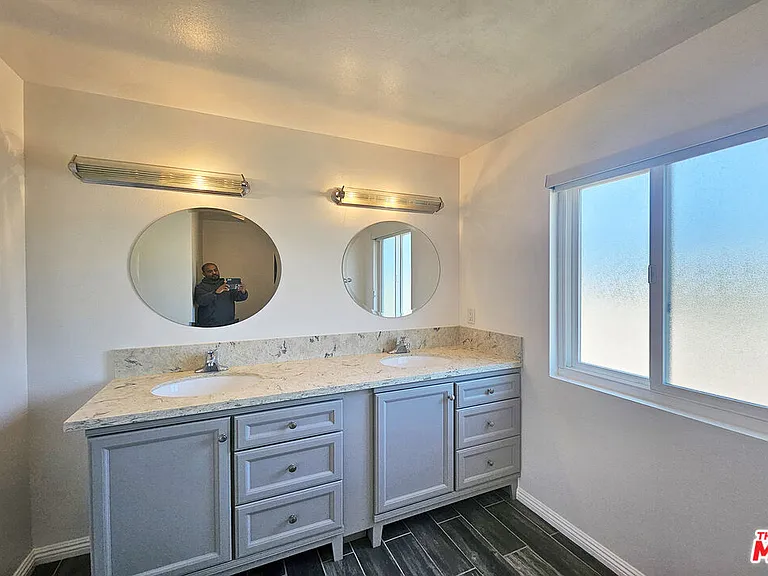 22040 Wyandotte St #UPSTAIRS — Photo 17