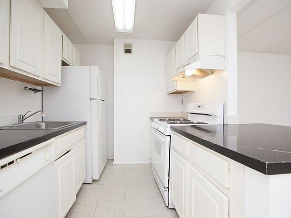 5th image of 383-389 E 10th St APT A4