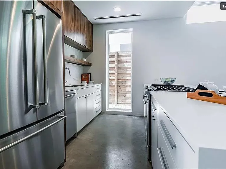 2308 N Prairie Ave — Photo 12