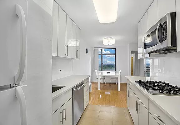 4th image of 112-01 Queens Blvd #25E