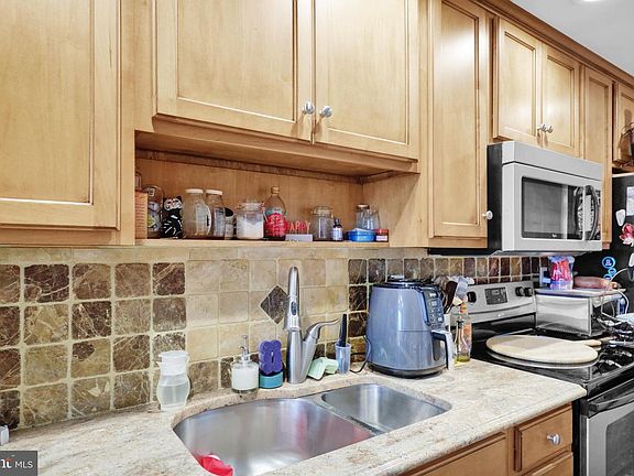 4th image of 534 Walnut St