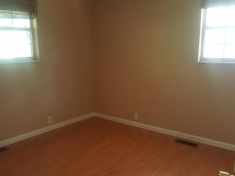 426 Parliament Rd — Photo 9