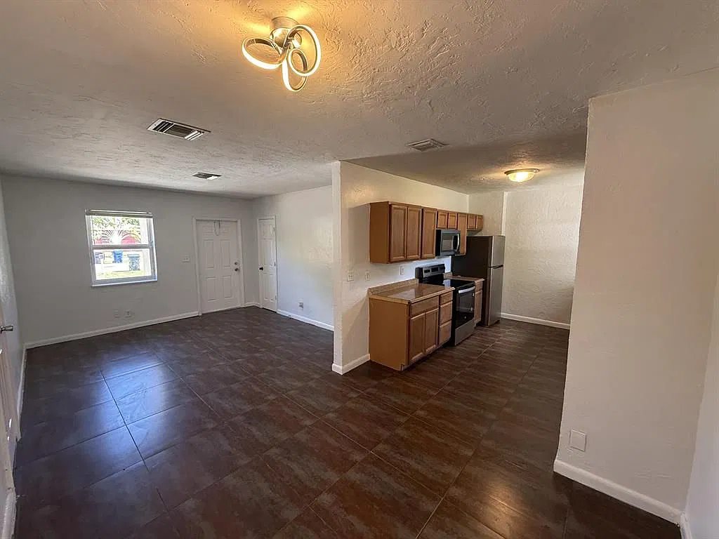 3 bed, 2.0 bath, 1376 sqft, $2,599 — Photo 4