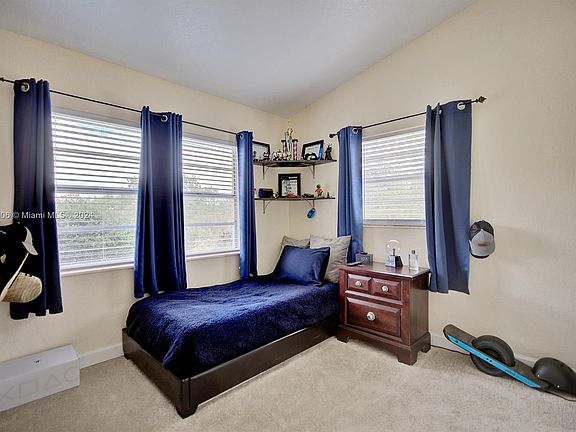 5th image of 606 Lake Blue Dr