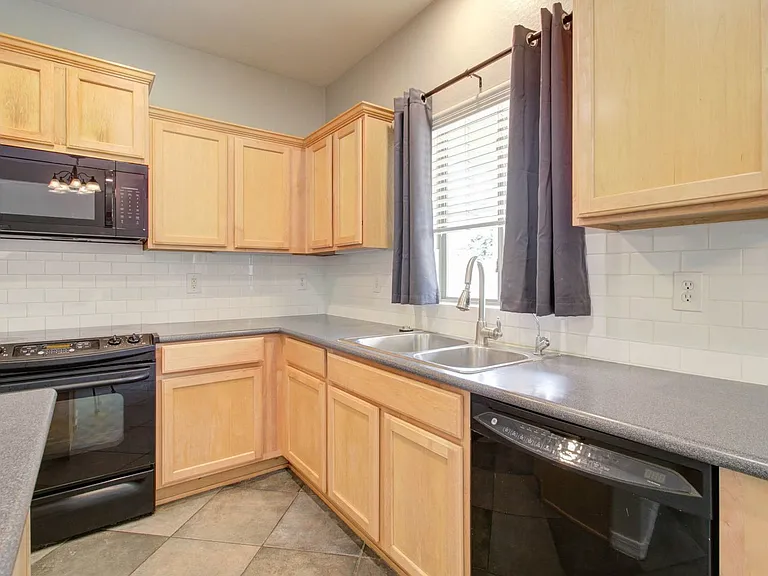 2143 W Marconi Ave — Photo 22