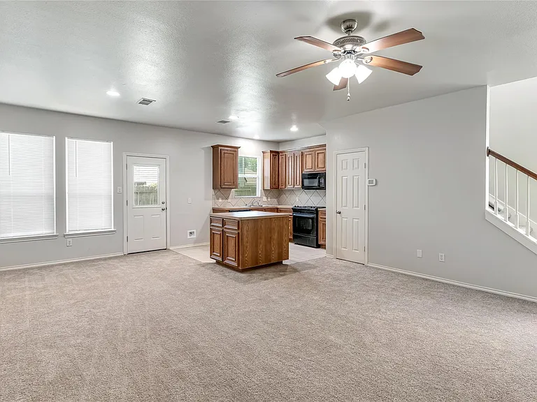 706 Woodport Ln — Photo 3