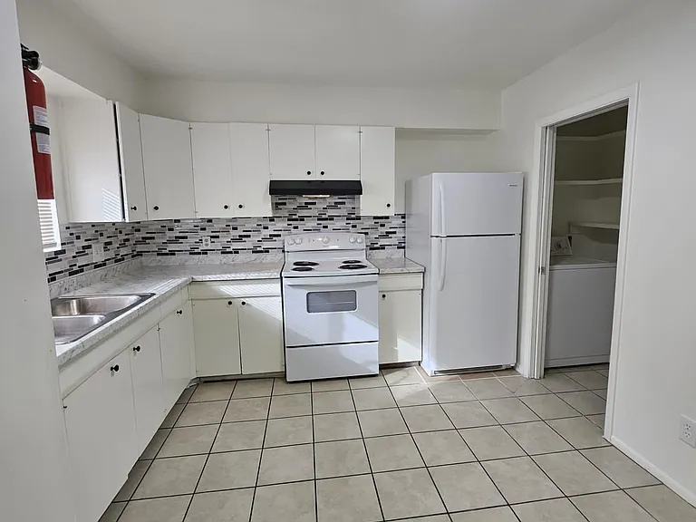 517 Palomas Dr SE #B — Photo 1