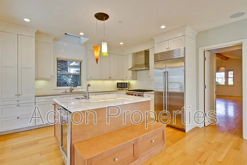 4 bed, 3.5 bath, 2205 sqft, $11,600 — Photo 4