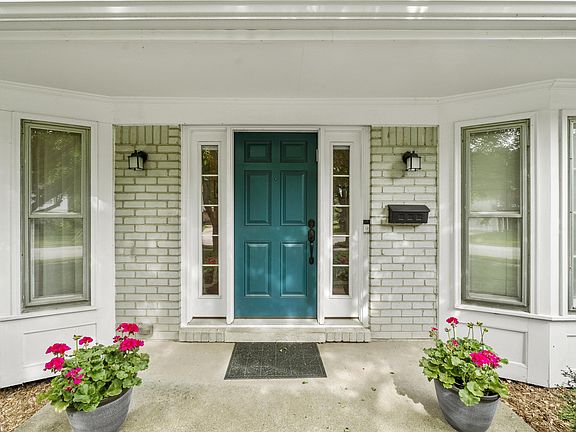 4th image of 3204 Farmbrook Ct