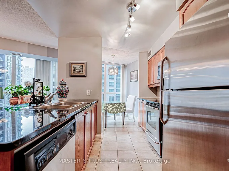 30 Grand Trunk Cres #711 — Photo 9