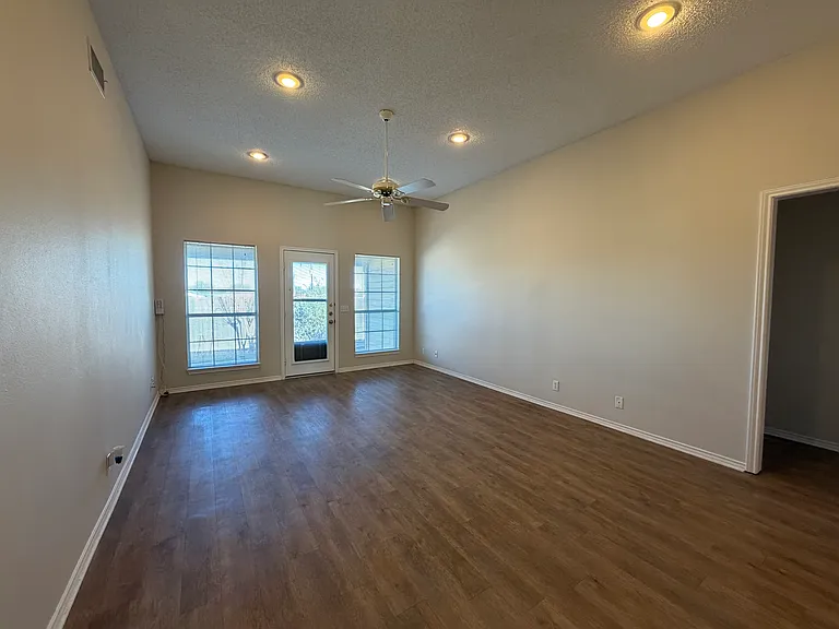 2937 Kessler Dr — Photo 4