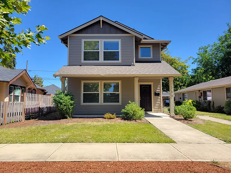 250 16th St SE — Photo 1