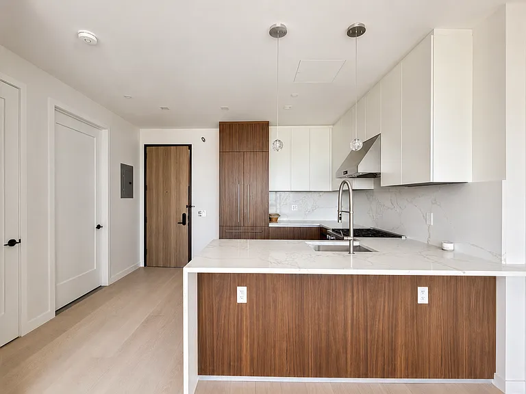 35-32 Leavitt St #10I — Photo 3