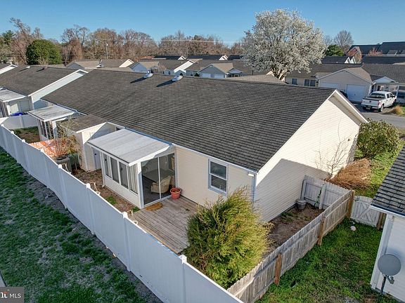 3rd image of 214 Magnolia Dr
