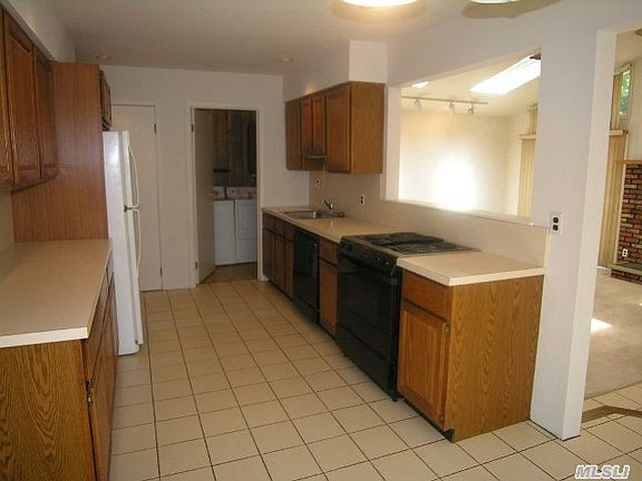 4th image of 142A Blydenburg Ave