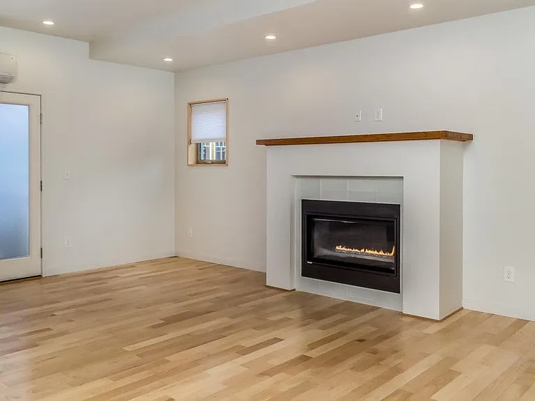3822 N Commercial Ave — Photo 11