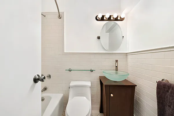 Rented by Akam Sales and Brokerage | media 4