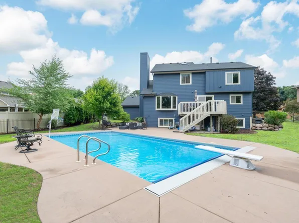 18511 Maple Leaf Dr, Eden Prairie, MN 55346