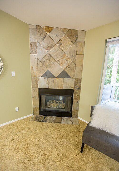 Gas Fireplace (Living Room)