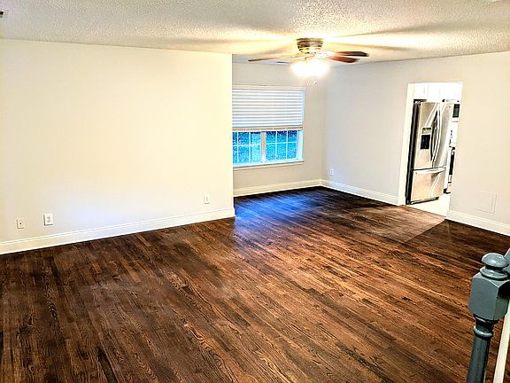 4th image of 209 N Hill Ln
