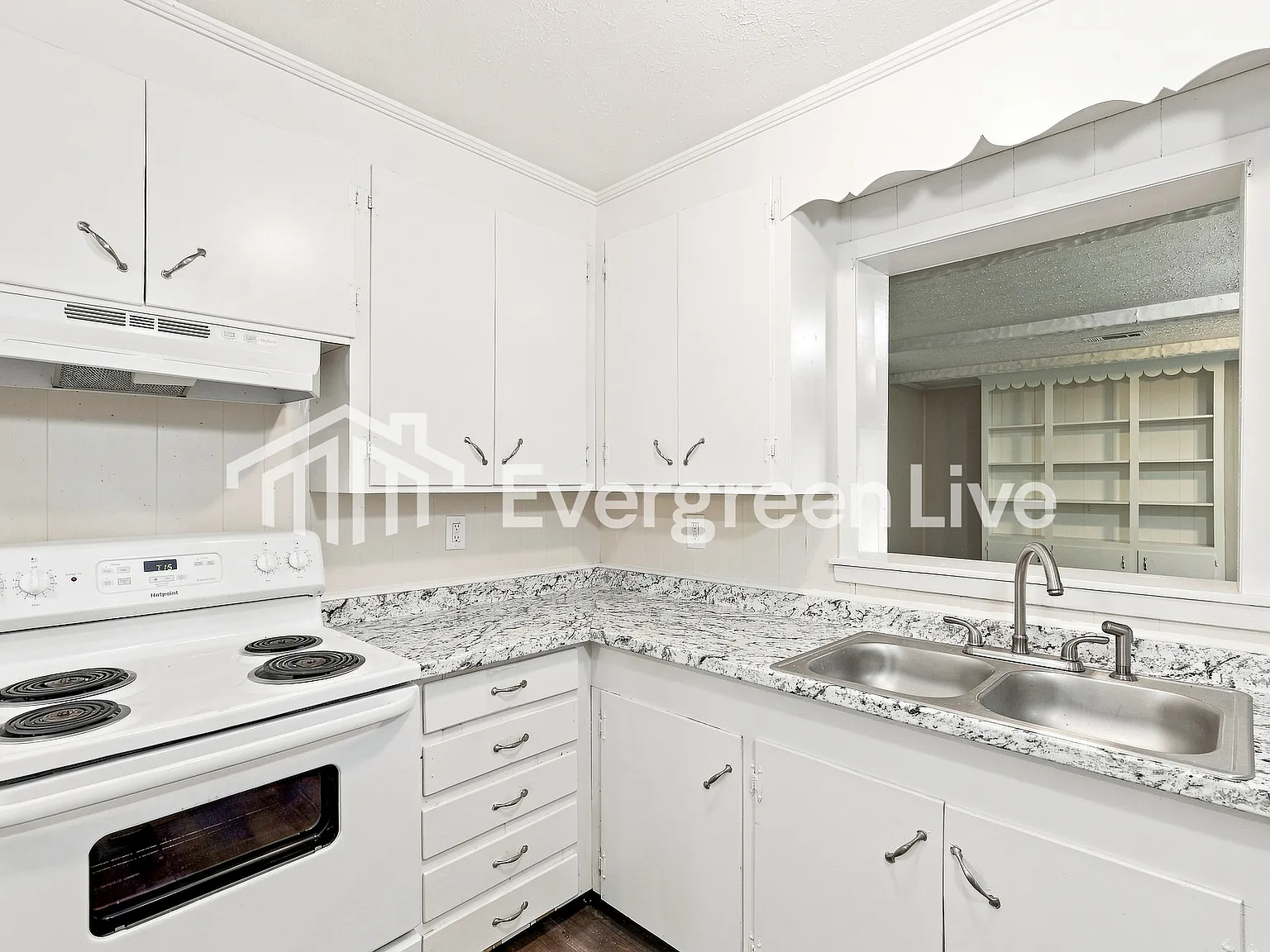 3 bed, 1.0 bath, 1329 sqft, $1,345 — Photo 3