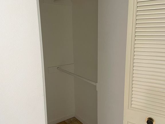 4th image of 515 Kelton Ave #205