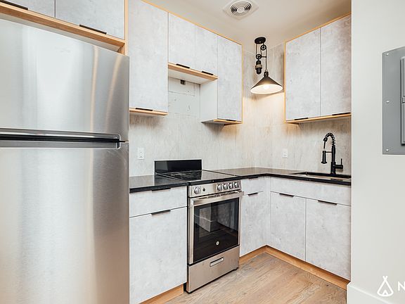 3rd image of 1001 Rogers Ave #2R