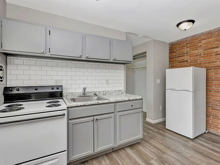 Dana Heights Apartments — Photo 4