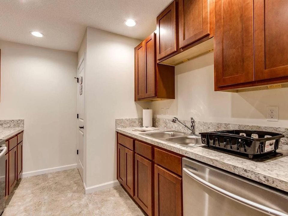 2nd image of 806 Oak St #5