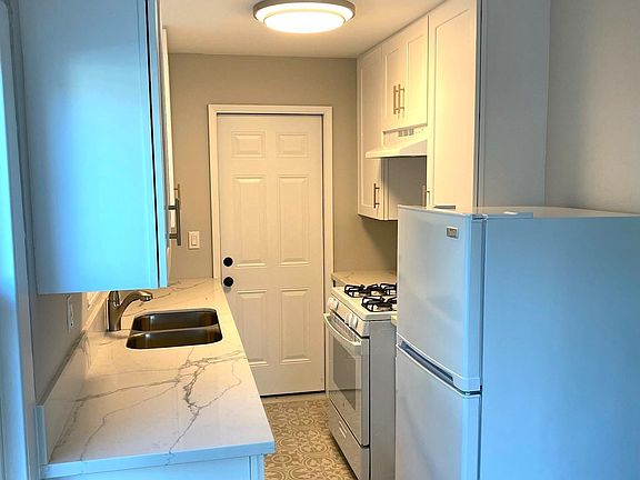 3rd image of 1210 Robinson Ave #16