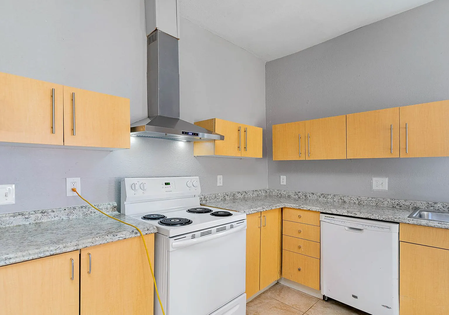 Affordable 4BD/2.5BA house! — Photo 3