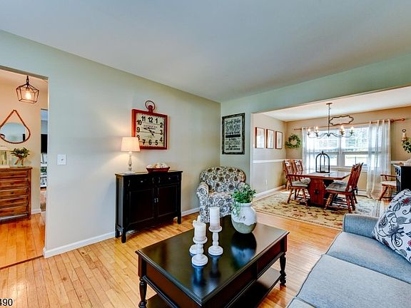 4th image of 8 Loretta Ln