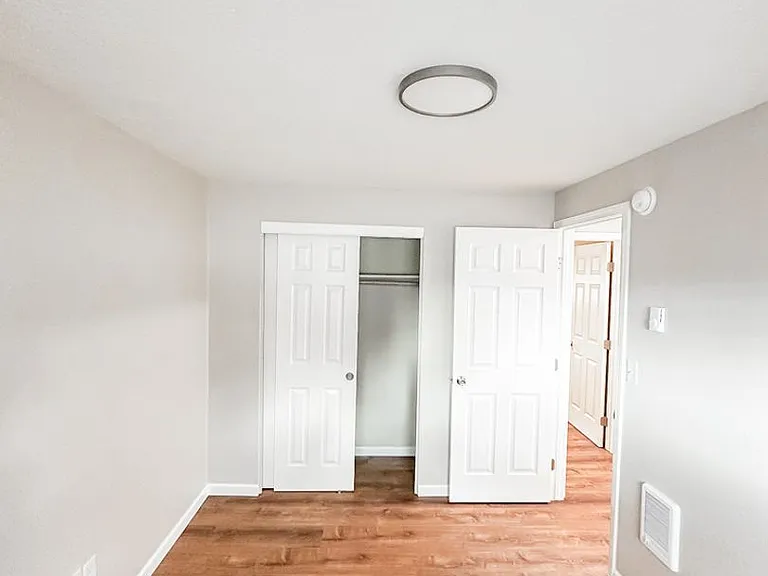 Catalina Apartments — Photo 23