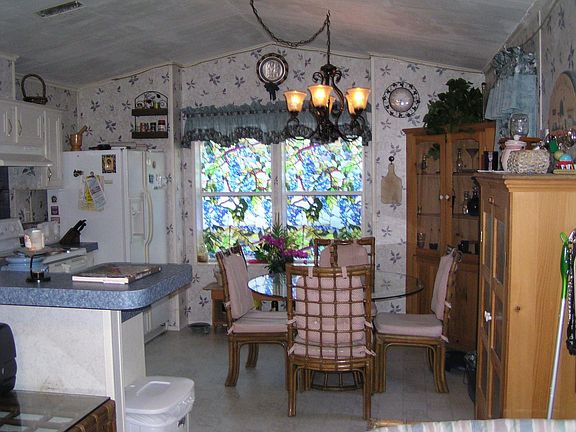 Large Sunny eat in Kitchen 