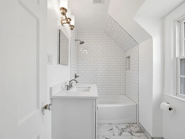 4453 S Dakota Ave NE — Photo 15