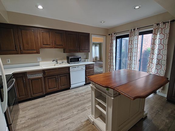 4th image of 3052 Lindenwood Dr #94