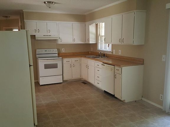 Spacious eat-in kitchen