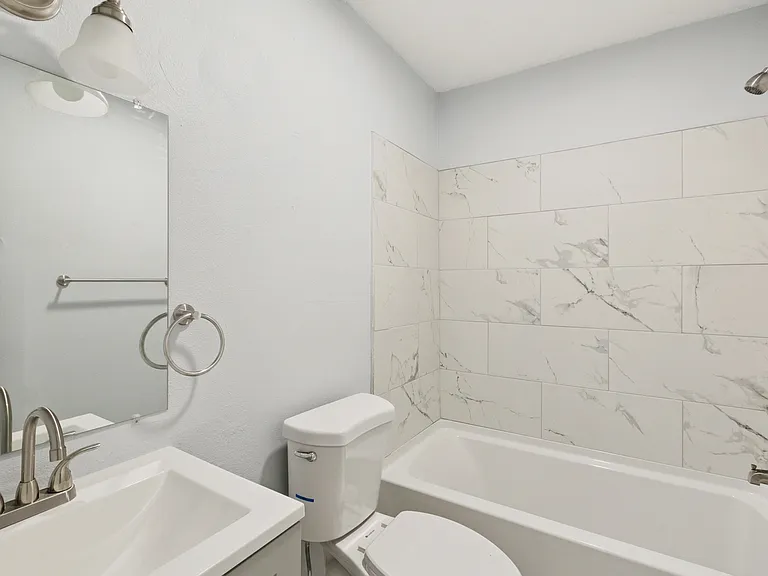 1075 Tallow Tree Ln — Photo 10
