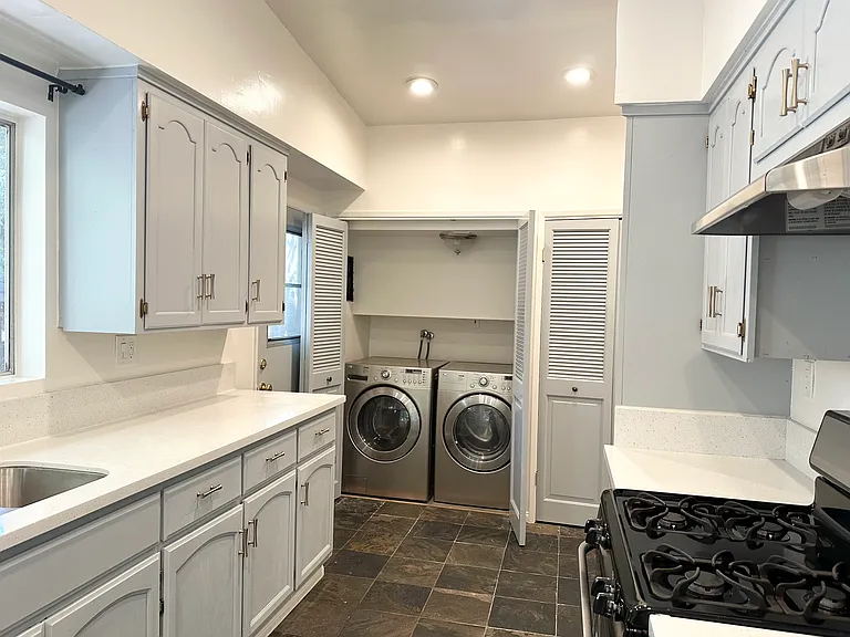 8640 Lookout Mountain Ave — Photo 14