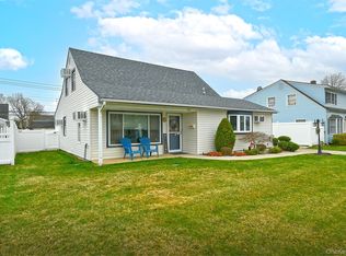 232 Old Farm Rd, Levittown, NY 11756